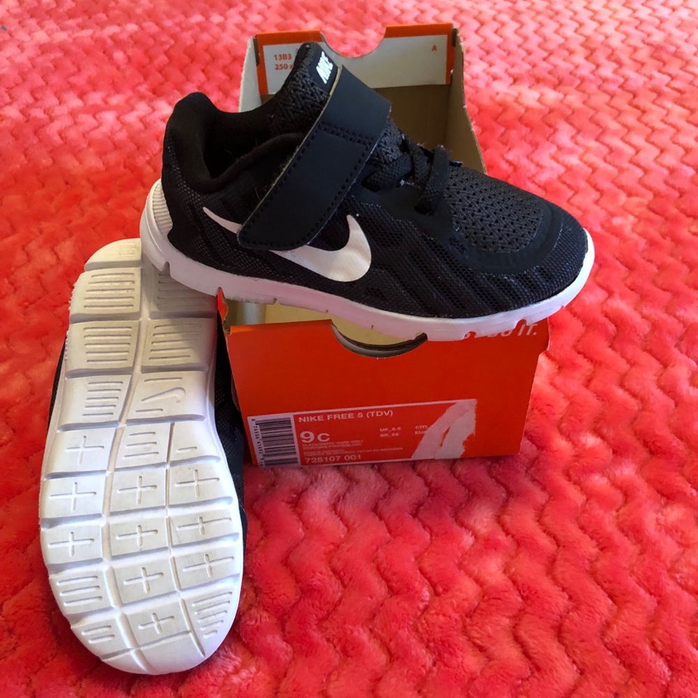 Nike black and white size 9c shoes